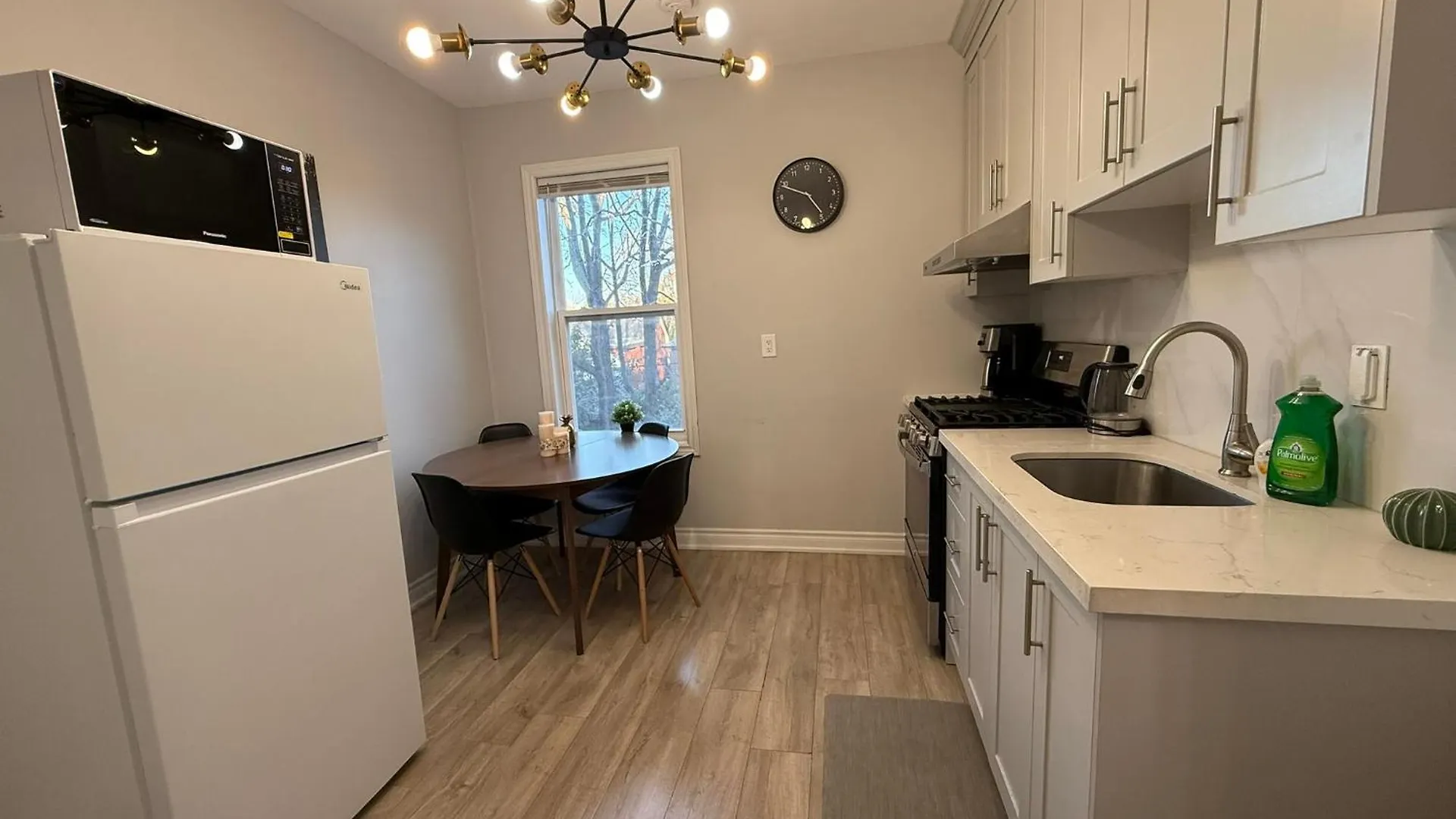 3-Bedroom House In Little Italy Downtown-Free Parking Toronto
