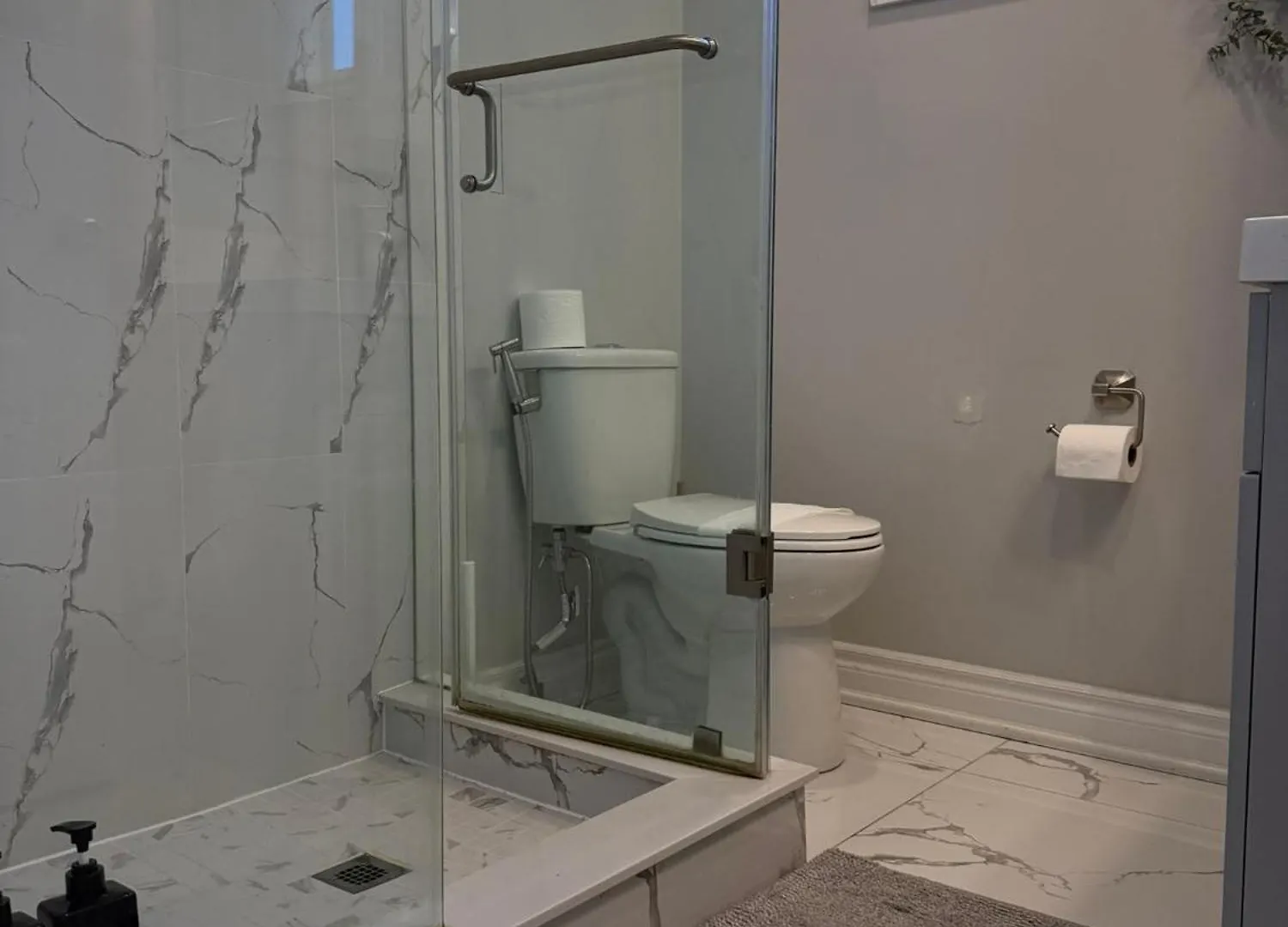 3-Bedroom House In Little Italy Downtown-Free Parking Toronto Canada